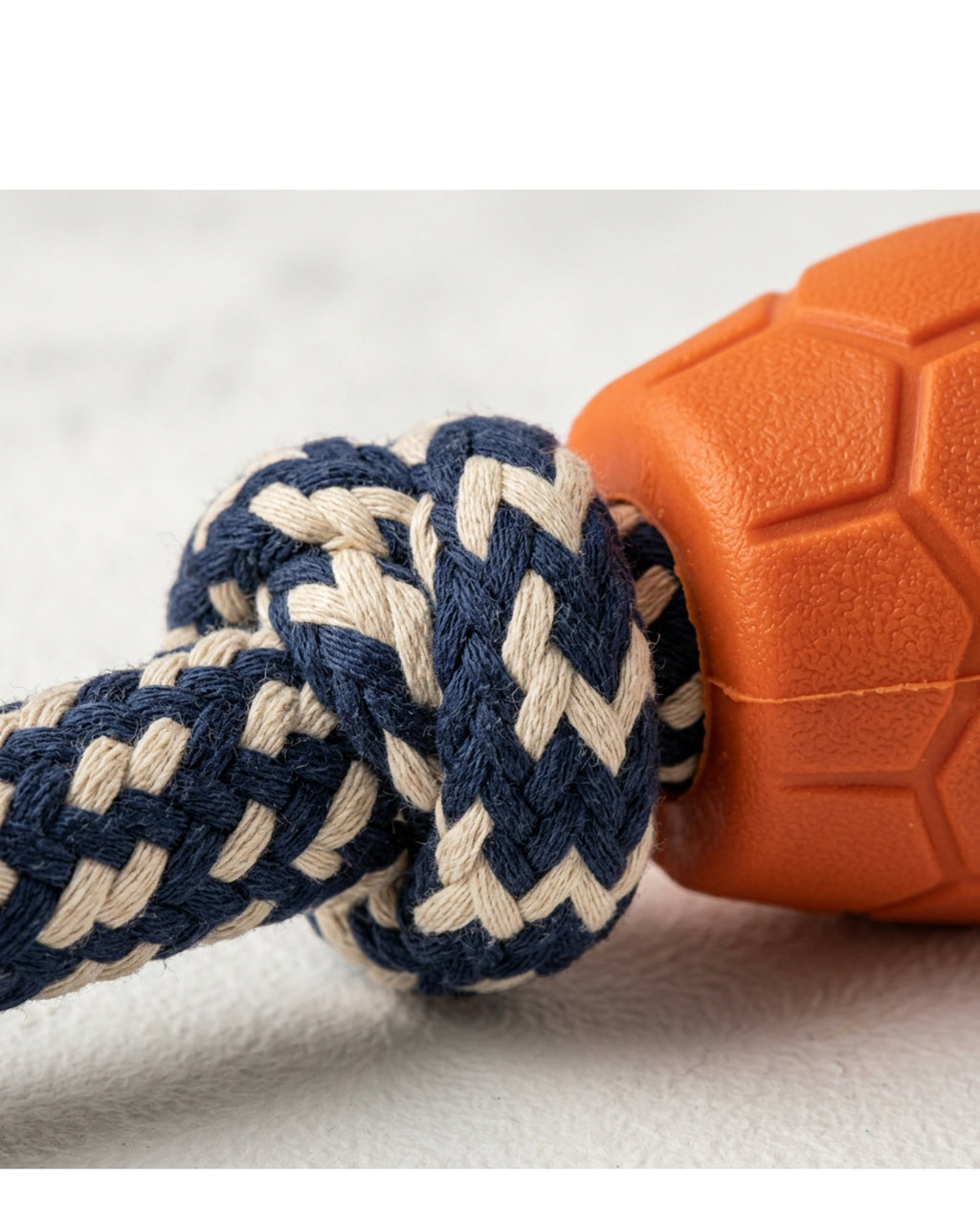 Wemko Braided Cotton Rope Tug with TPR Center Grip Navy Natural 62 cm - Detail view